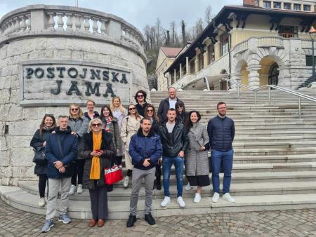 Sprehod s partnerji do Postojnske jame